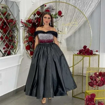 Saúdská Arábie Ples Šaty 2024 Off Rameno Záhybů, Satén Černý Formální Večerní Šaty Čaj Délka Lištování Dubaj Luxusní Party Šaty